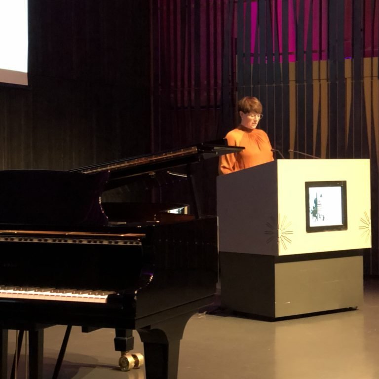 Máttarstólpi í menningarlífi
Guðlaug María Lewis