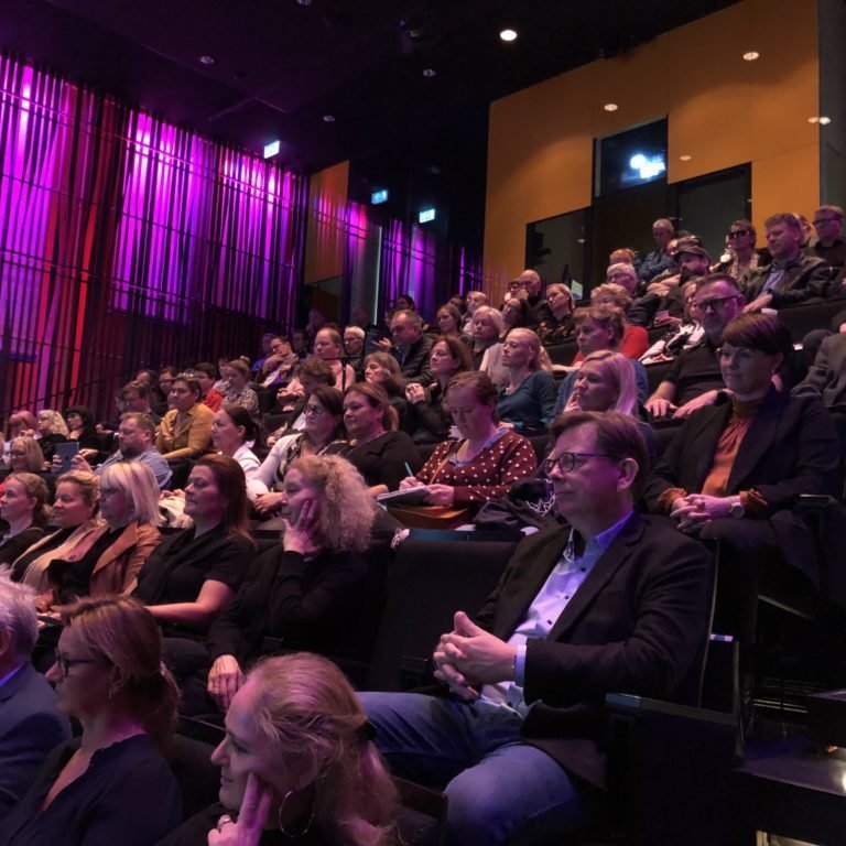 Þétt setinn bekkurinn