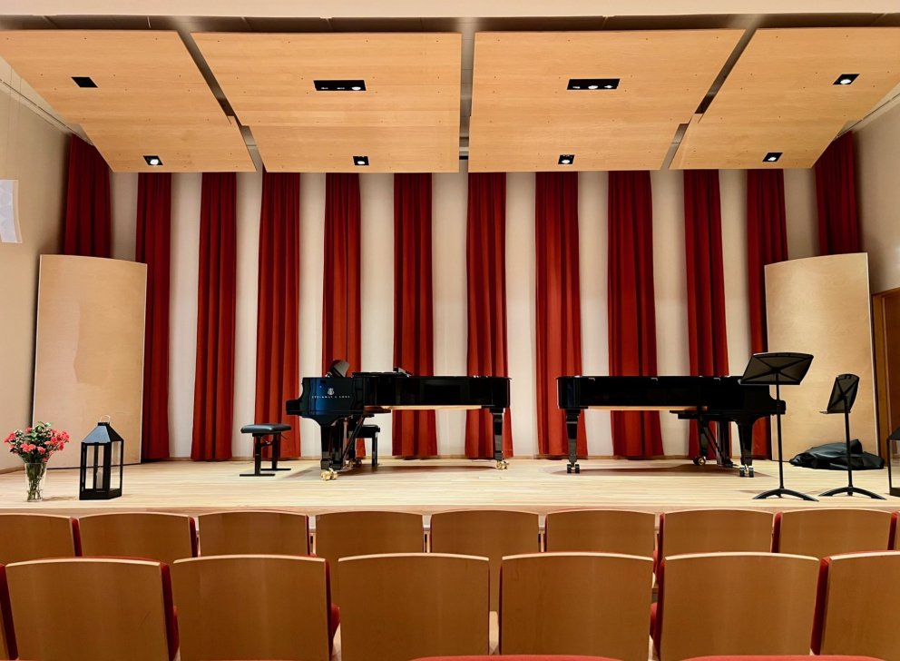 Frá tónleikunum í sal Tónlistarskóla Garðabæjar. Flytjendum stóð til boða að leika á glænýjan flygil…