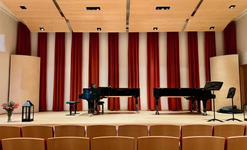 Frá tónleikunum í sal Tónlistarskóla Garðabæjar. Flytjendum stóð til boða að leika á glænýjan flygil…